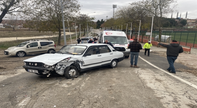 Edirne’de iki otomobilin çarpıştığı kazada sürücülerden biri yaralandı