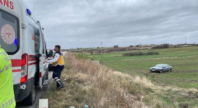 Edirne’de yoldan çıkarak tarlaya giren otomobildeki 3 kişi yaralandı