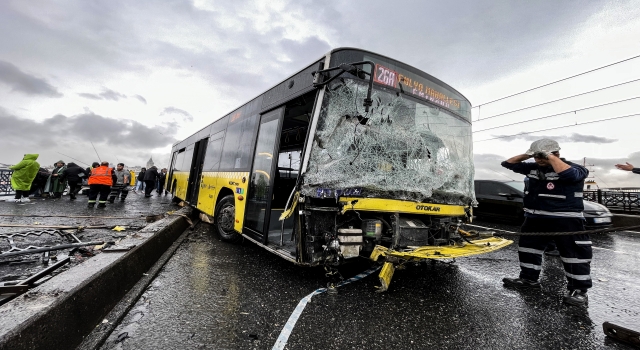 İETT otobüsünün Galata Köprüsü’ndeki demir bariyere çarpması sonucu 3 kişi yaralandı