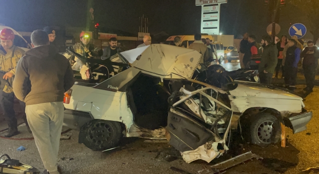 Bursa’da kamyonetle çarpışan otomobildeki 2 kişi yaralandı 