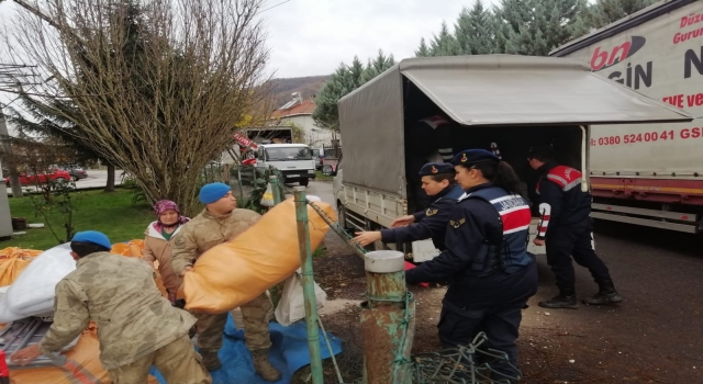 Düzce’de depremzedelerin yaralarını sarmak için Kocaeli jandarması 48 personelle hizmet verdi