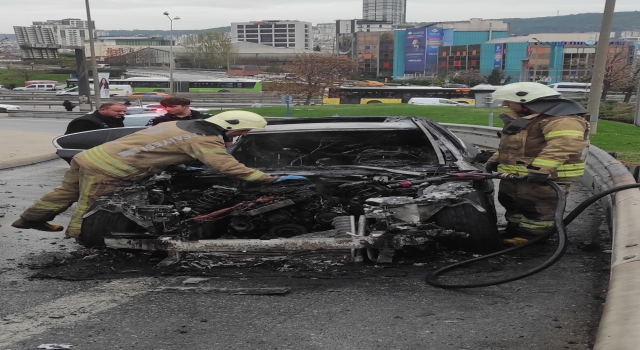 Kartal’da seyir halindeyken alev alan araçtaki yangın söndürüldü