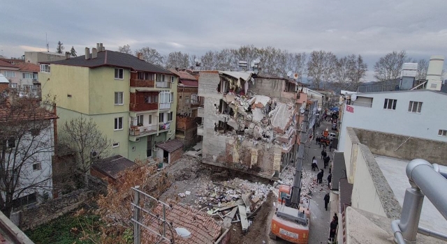 Bursa’da 4 katlı bina içindeki eşyalarla birlikte kontrollü olarak yıkıldı