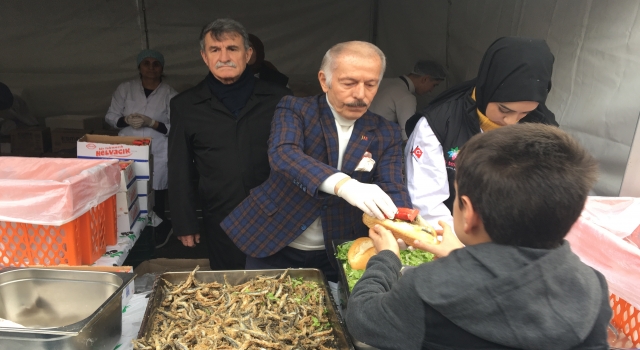 Bayrampaşa’da düzenlenen festivalde 3 ton hamsi dağıtıldı