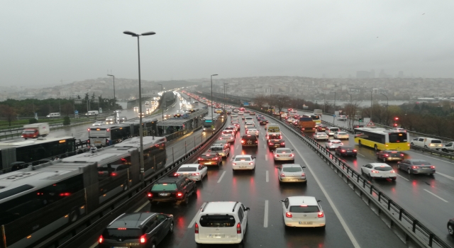 İstanbul’da yağışın da etkisiyle trafik yoğunluğu arttı 