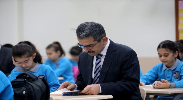 Kırklareli Valisi Birol Ekici, mesaisine öğrencilerle kitap okuyarak başladı