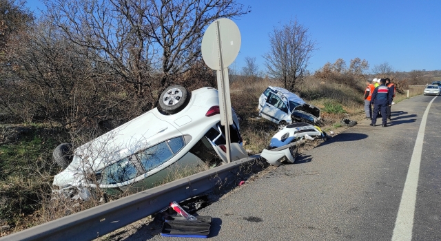 Bursa’da otomobil, hafif ticari araca çarptı, 4 kişi yaralandı