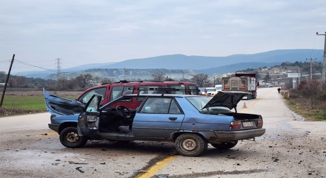 Orhaneli’de çarpışan otomobil ile hafif ticari aracın sürücüleri yaralandı