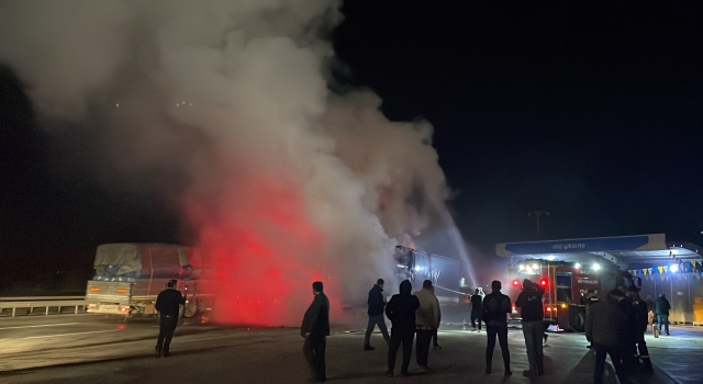 Sakarya’da tekstil ürünleri taşıyan tırın dorsesi yandı