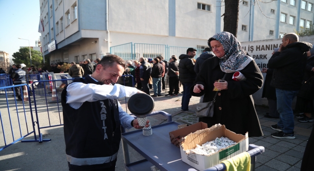 Bağcılar Belediyesi, SGK önünde bekleyen EYT’lilere ikramda bulundu