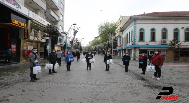 Adapazarı Belediyesi esnafa maske dağıttı