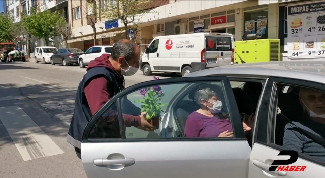 Gebze'de polislerden 65 yaş üzerindeki annelere çiçek