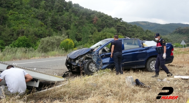 Havran'da refüje çarpan kamyonetteki 2 kişi yaralandı