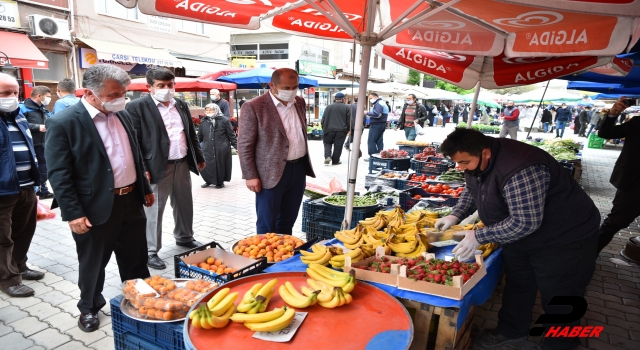 Karantinaya alınan mahallenin pazar alışverişini belediye ekipleri yaptı