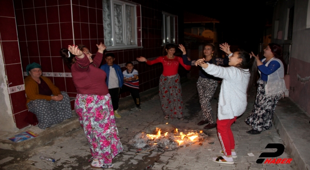 Romanlar Kakava'yı evlerinin önünde kutladı