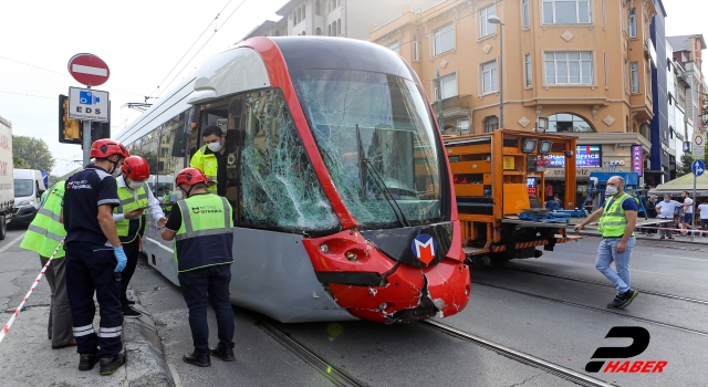 Fatih'te tramvay ile servis aracı çarpıştı