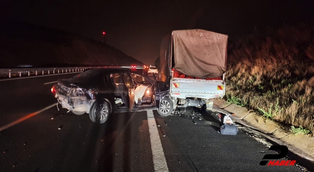 Balıkesir'de 5 kişinin yaralandığı trafik kazasında alev alan otomobil yandı