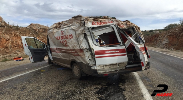 Bilecik'te devrilen ambulanstaki 2 görevli yaralandı