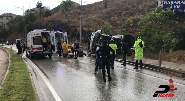 Bilecik'te su kanalına devrilen çöp kamyonundaki 3 kişi yaralandı