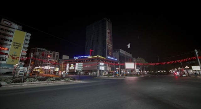 Sokağa çıkma kısıtlamasının başlamasıyla İstanbul sessizliğe büründü