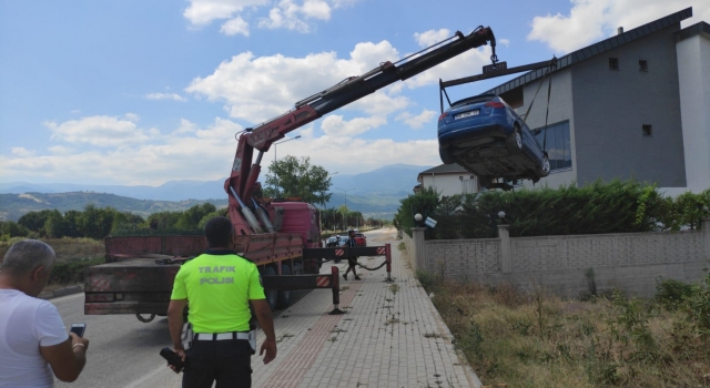 Bursa’nın İnegöl ilçesinde otomobil site duvarına çarptı: 2 yaralı
