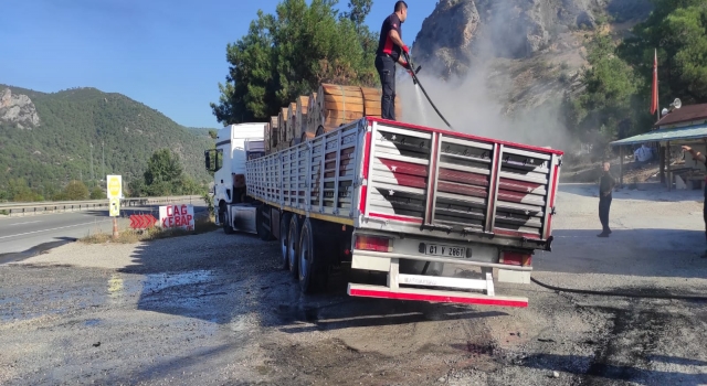 Osmaneli’de tel yüklü tırın dorsesinde çıkan yangın söndürüldü