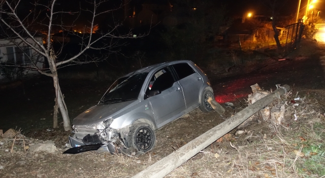 Şarköy’de direğe çarpan otomobilin sürücüsü yaralandı