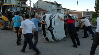Bikecik’te ticari araçla otomobil çarpıştı: 6 yaralı
