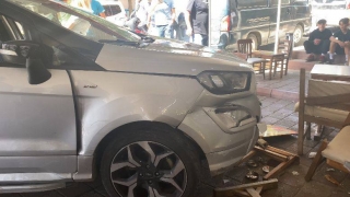 Balıkesir’de kafede otururken otomobilin çarptığı 4 kişi yaralandı