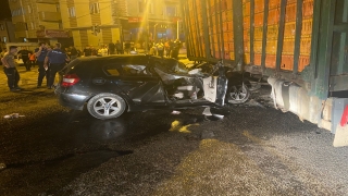 Sakarya’da kamyonla çarpışan otomobildeki 1 kişi öldü, 1 kişi yaralandı