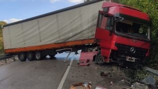 BursaAnkara kara yolunda bariyere çarpan tır yolu kapattı