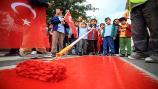 Öğrenciler yaya geçitlerini ”Hayata saygı duruşu” sloganıyla kırmızıya boyadı