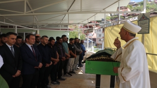 Kocaeli’de otomobilin çarpması sonucu ölen çocuğun cenazesi defnedildi