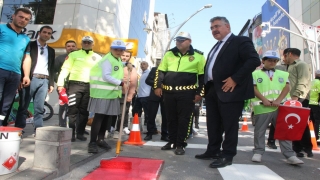 Kocaeli’de ”Yayalara öncelik duruşu, hayata saygı duruşu” etkinliği kapsamında yaya geçitleri boyandı