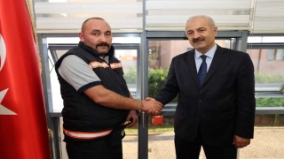 Gebze’de belediye personeli bulduğu para ve ziynet eşyasını sahibine teslim etti