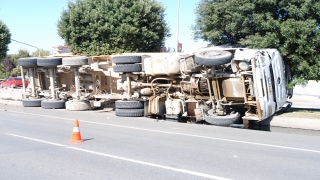Pendik’te kaza sonrası devrilen kamyon trafikte aksamaya neden oldu