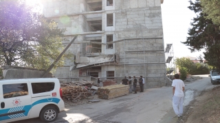 Okul inşaatında saçağın çökmesi sonucu bir işçi hafif yaralandı