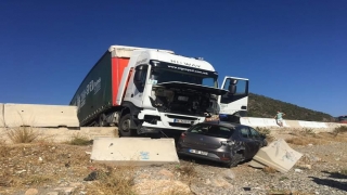 Balıkesir’de lastiği patlayan tır otomobile çarptı