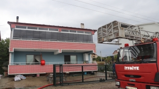 Kocaeli’de yıldırım isabet etmesi sonucu çatıda çıkan yangın söndürüldü