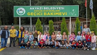 Akyazı’da minikler Sokak Hayvanları Bakımevi’ni gezdi 