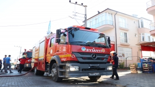 Sakarya’da bir apartmanın çatısı yandı
