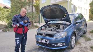 Edirne’de otomobilin motor bölümüne sıkışan kediyi itfaiye kurtardı