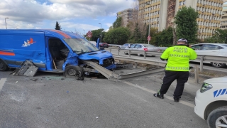 Kadıköy’de kargo aracının çarptığı bariyer aracın içinden geçti