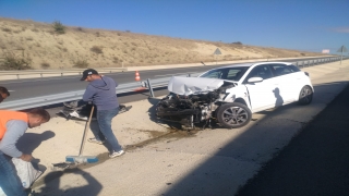 Edirne’de bariyere çarpan otomobildeki 2 kişi yaralandı