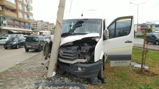 Bursa’da elektrik direğine çarpan işçi servisindeki 6 kişi yaralandı