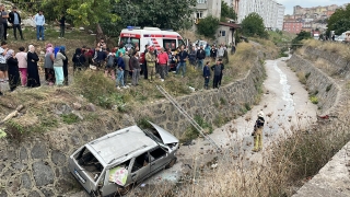 İstanbul’da dereye devrilen otomobildeki 4 kişi yaralandı