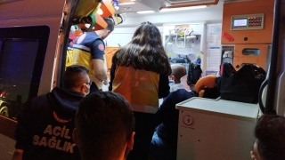Tır kavşakta otomobile çarptı, 2 kişi yaralandı