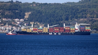Çanakkale Boğazı’nda makine arızası yapan gemi limana çekildi