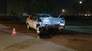 Bursa’da iki otomobil ve yayanın karıştığı kazada 3 kişi yaralandı
