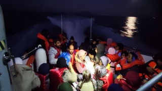 Çanakkale açıklarında botlarının motoru arızalanması nedeniyle sürüklenen 38 düzensiz göçmen kurtarıldı